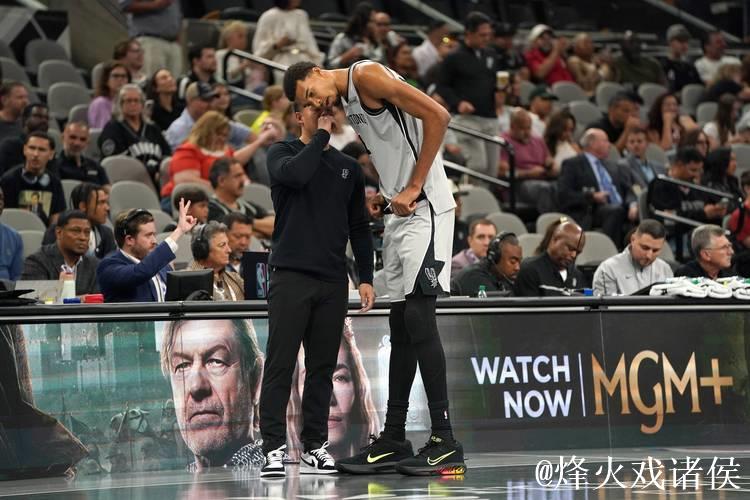 文班甘当绿叶!马刺众将合力掀翻雷霆 证明球队跻身顶尖强队之列 文班甘当绿叶!马刺众将合力掀翻雷霆 证明球队跻身顶尖强队之列