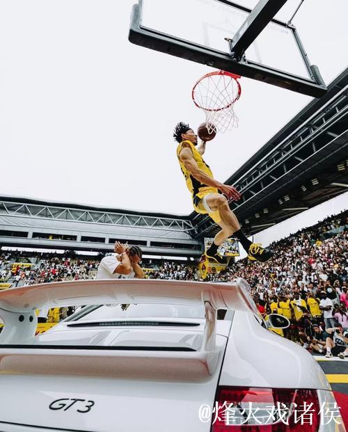 1米65篮球妖星上演高难度扣篮、二层楼干拔跳投 1米65篮球妖星上演高难度扣篮、二层楼干拔跳投